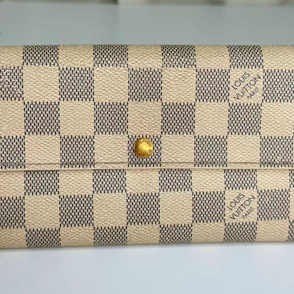 Louis Vuitton Damier Azur Wallet with Classic Checkerboard Design - Picture 6 of 7